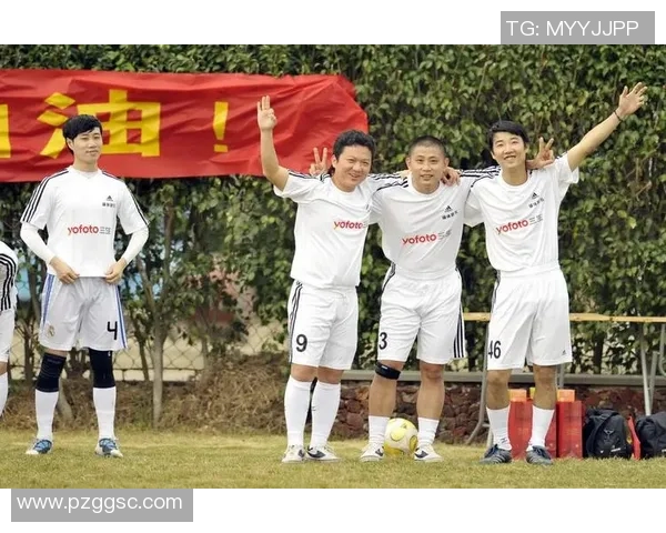 足球明星畅饮可口可乐展现青春活力与运动激情的完美结合